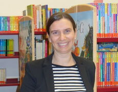 Daniela Wagner in der Schulbücherei